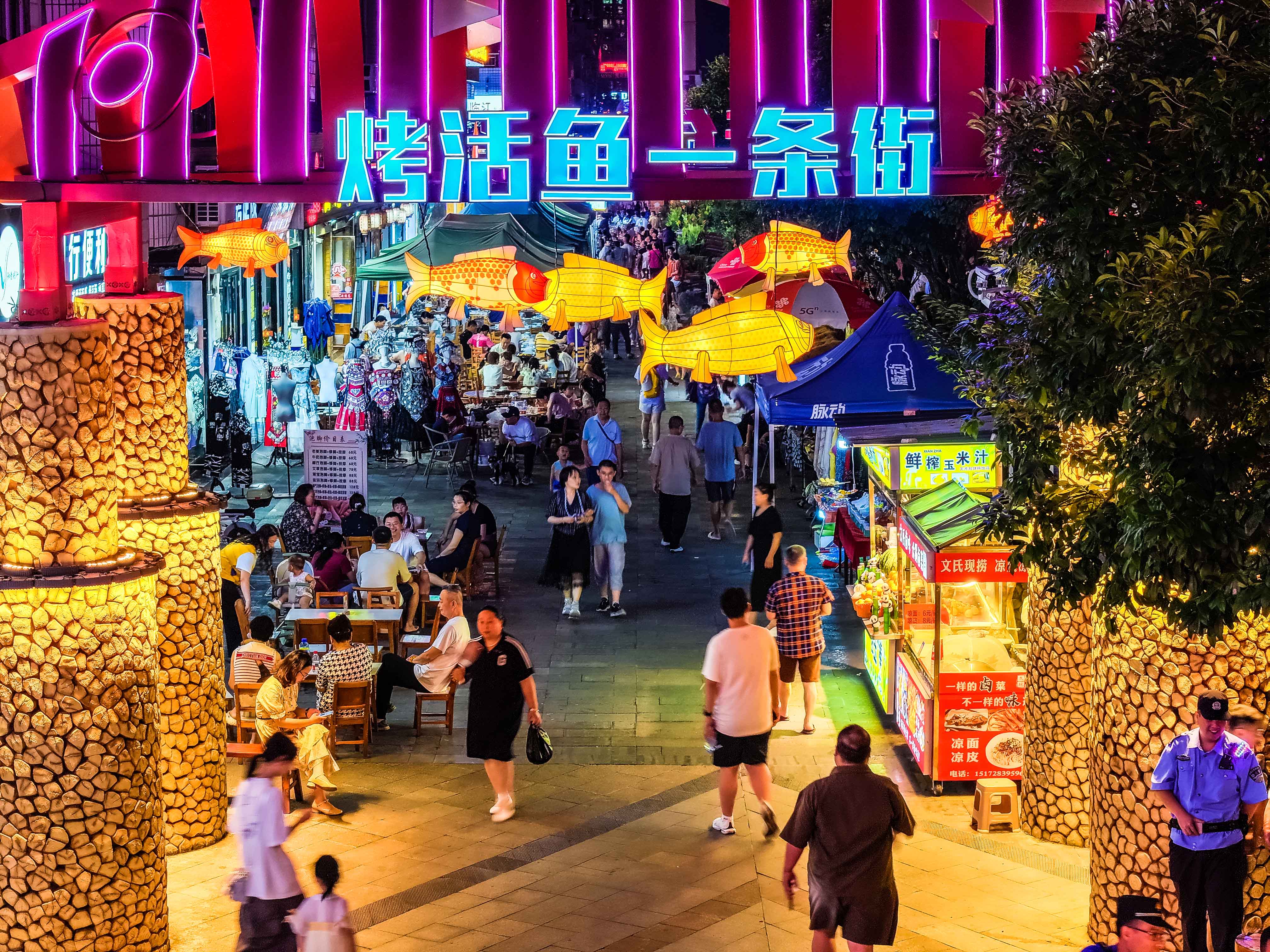 烤活鱼一条街 (3).jpg C7娱乐